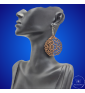 une paire de boucles d'oreilles en bois gravées au laser, avec un crochet en argent et un motif décoratif en métal. Très légères