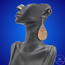 une paire de boucles d'oreilles en bois gravées au laser, avec un crochet en argent et un motif décoratif en métal. Très légères