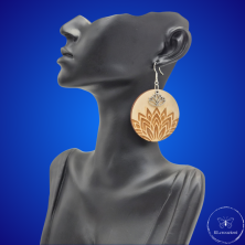 une paire de boucles d'oreilles en bois gravées au laser, avec un crochet en argent et un motif décoratif en métal. Très légères