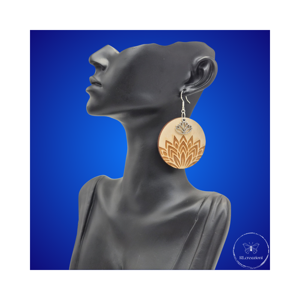 une paire de boucles d'oreilles en bois gravées au laser, avec un crochet en argent et un motif décoratif en métal. Très légères