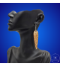 une paire de boucles d'oreilles en bois gravées au laser, avec un crochet en argent et un motif décoratif en métal. Très légères