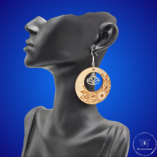 une paire de boucles d'oreilles en bois gravées au laser, avec un crochet en argent et un motif décoratif en métal. Très légères