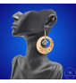 une paire de boucles d'oreilles en bois gravées au laser, avec un crochet en argent et un motif décoratif en métal. Très légères