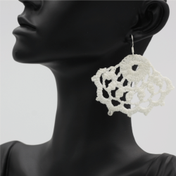 Paire de boucles d’oreilles fait à la main. Idée de cadeau. Fait main