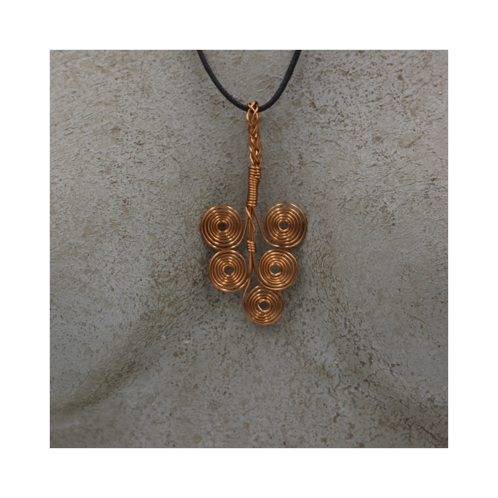 Collana in rame realizzata a mano. Idea regalo. Prodotti artigianali fatti a mano in Ticino Collana in rame realizzata a mano. Idea regalo. Prodotti artigianali fatti a mano in Ticino