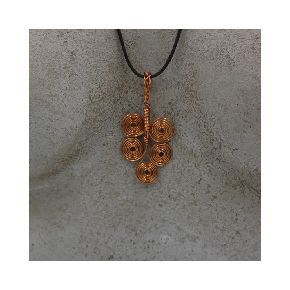 Collana in rame realizzata a mano. Idea regalo. Prodotti artigianali fatti a mano in Ticino Collana in rame realizzata a mano. Idea regalo. Prodotti artigianali fatti a mano in Ticino