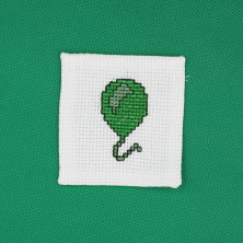 Marque "ballon vert" brodé à la main.