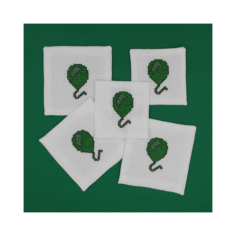 Marque "ballon vert" brodé à la main.