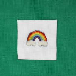 Marque "arc-en-ciel" brodé à la main.