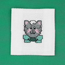 Marque "chat" brodée à la main.