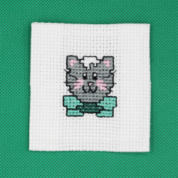 Marque "chat" brodée à la main.