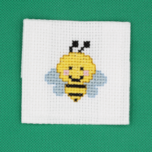 Marque "abeille" brodée à la main.
