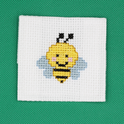 Marque "abeille" brodée à la main.