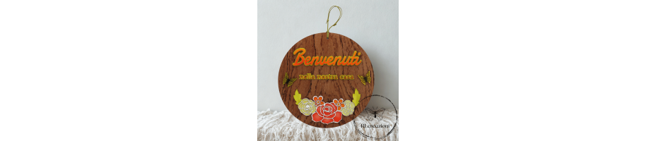 Plaque de bienvenue artisanaux en bois, décorés à l'aérographe ou au pinceau. Personnalisables sur demande.